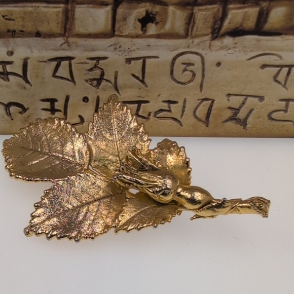 Chic Gold Leaf Brooch - Picture 1 of 7
